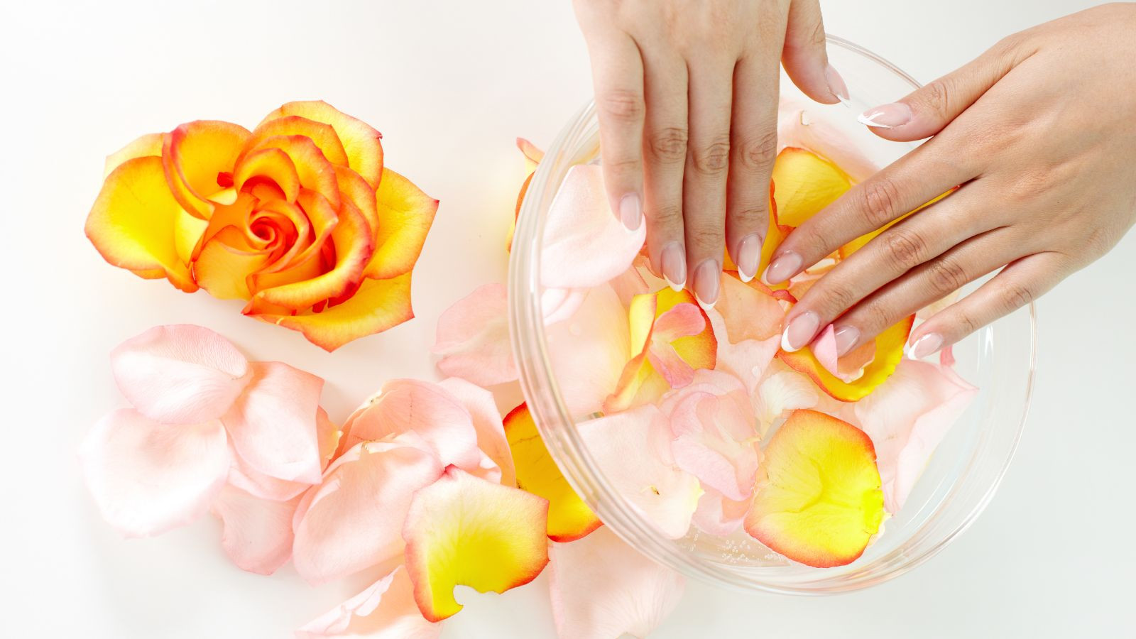Một bảng hiệu tiệm nail có tên tiếng Anh ngắn gọn và hiện đại trên nền trời xanh
