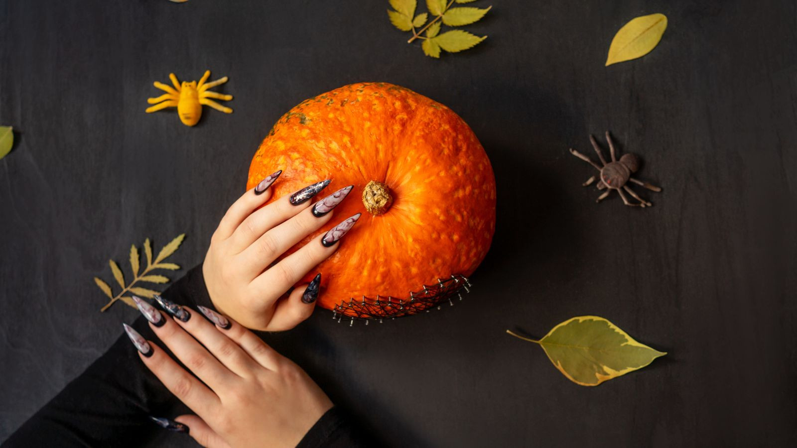 Một bộ móng tay được trang trí với họa tiết lấp lánh và ngôi sao, phù hợp với không khí lễ hội