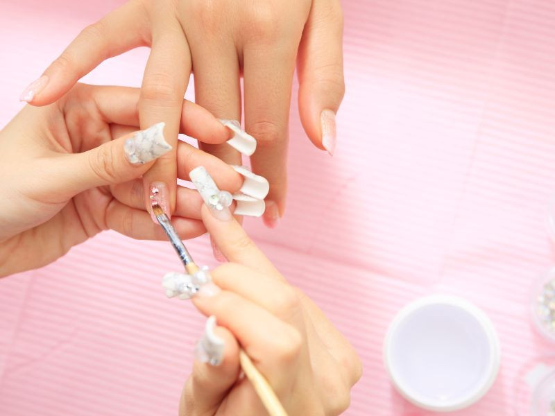 Một bộ móng tay giả được dán chắc chắn bằng keo dán móng tay giả chất lượng, mang lại vẻ đẹp và sự tự tin cho người sử dụng.