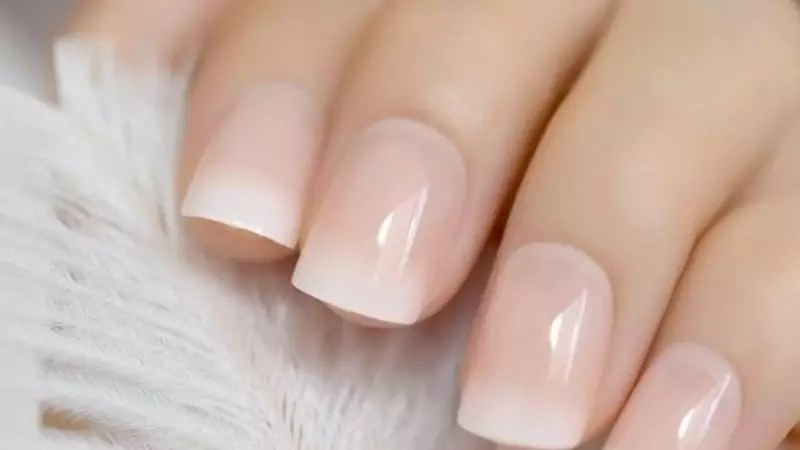 Một bộ sưu tập các lọ sơn bóng móng tay nhiều màu sắc và kiểu dáng khác nhau