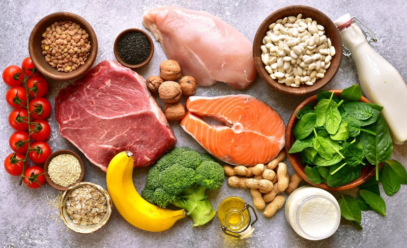 Một chế độ ăn uống lành mạnh và đủ chất đóng vai trò quan trọng trong việc duy trì móng chân khỏe mạnh, hạn chế móng chân có sọc đen