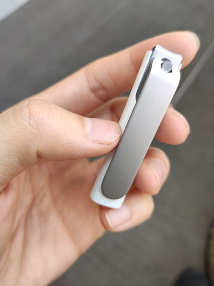 Một chiếc kìm cắt móng tay Xiaomi Mijia màu bạc trên nền trắng