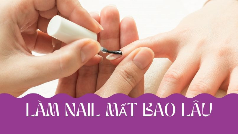 Một người thợ đang thực hiện quy trình làm móng tay cho khách hàng, minh họa cho câu hỏi làm móng tay mất bao lâu