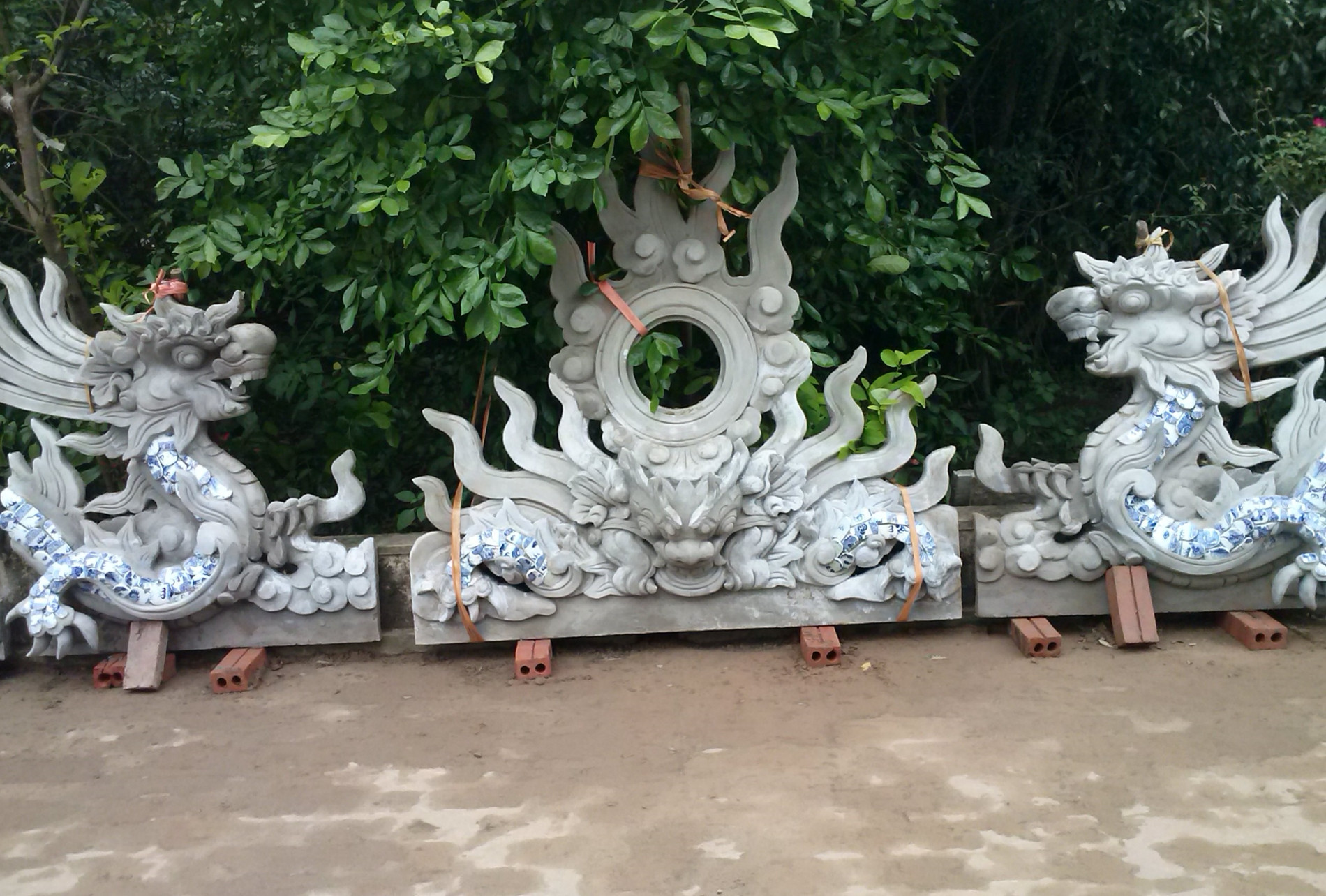 Một tác phẩm điêu khắc chi tiết được hoàn thành bởi người có móng tay dài 1m