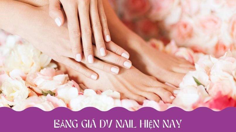 Một thợ làm móng đang thực hiện sơn gel cho khách, liên quan đến các dịch vụ và bảng giá làm móng tay phổ biến
