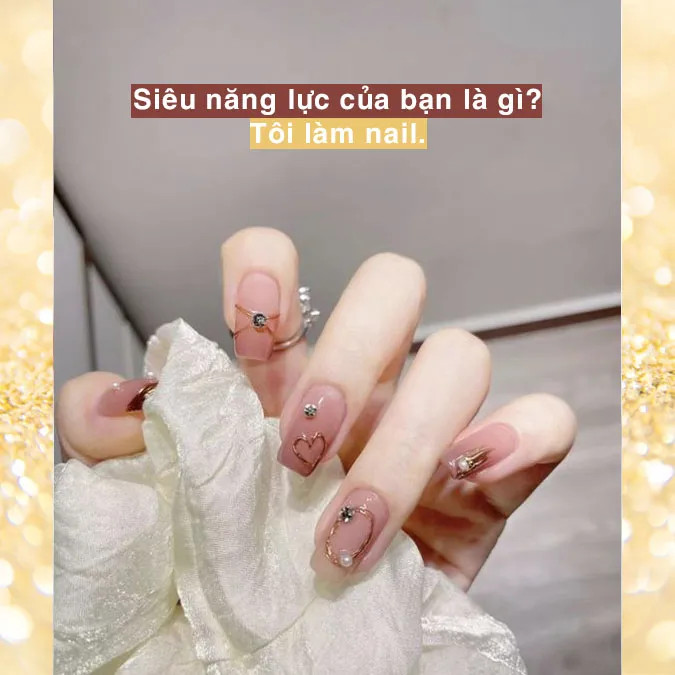 Một thợ nail đang tỉ mỉ vẽ họa tiết lên móng tay khách hàng, thể hiện sự chuyên nghiệp của nghề nail