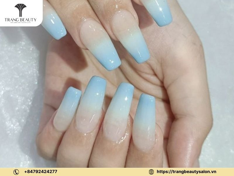 Nail ẩn xà cừ xanh dương đem lại nguồn năng lượng tĩnh lặng và dịu mát cho đôi chân