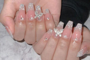 Nail ánh kim bạc với charm bướm mềm mại