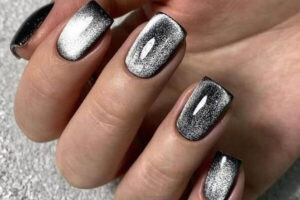 Nail ánh kim trên nền đen huyền bí
