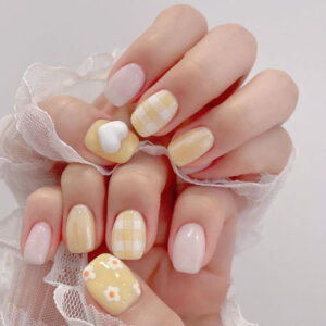Nail caro màu vàng và trắng hiện đại, phù hợp mệnh Kim