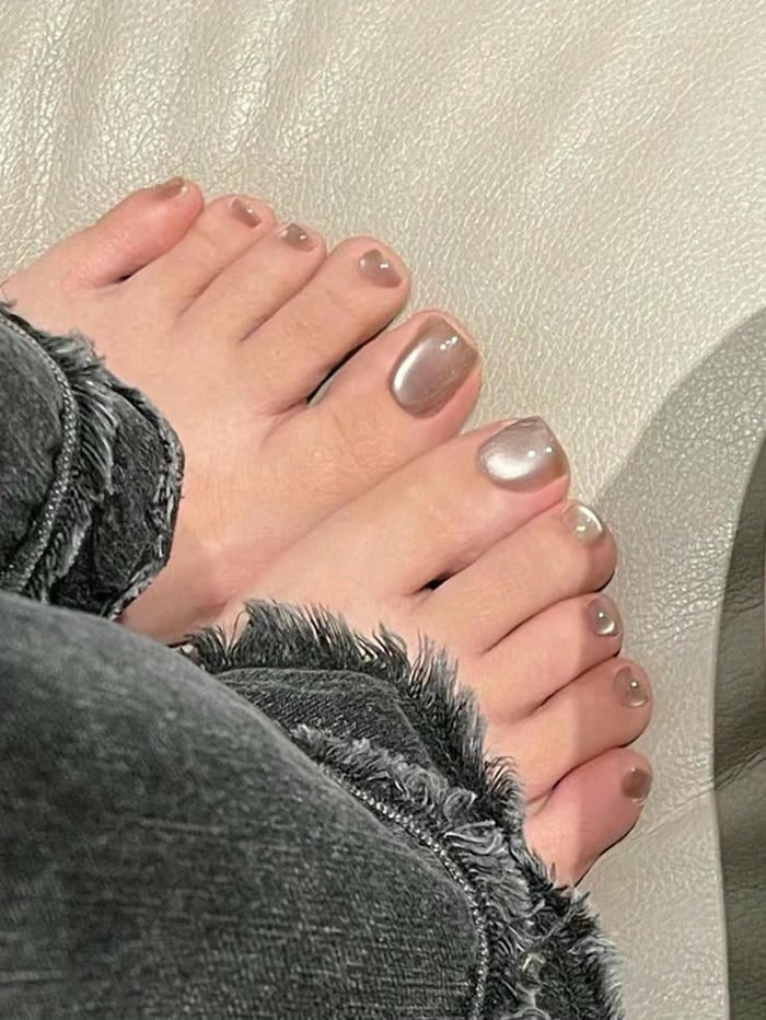 Nail chân mắt mèo ánh trăng siêu xinh với gam màu xanh than