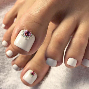 Nail chân màu trắng đính đá đơn giản nhưng sang trọng, tạo điểm nhấn kiêu sa cho đôi bàn chân
