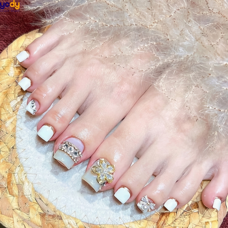 Nail chân màu trắng đính đá thời thượng