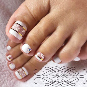 Nail chân màu trắng với đường trang trí ngang đơn giản và đính đá nhỏ, tạo vẻ đẹp độc đáo và tinh tế