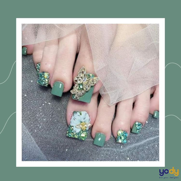 Nail chân màu xanh đẹp đính đá sang trọng