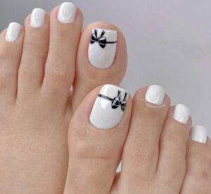 Nail chân với sự kết hợp hài hòa giữa trắng và đen, tạo vẻ ngoài hiện đại và cá tính