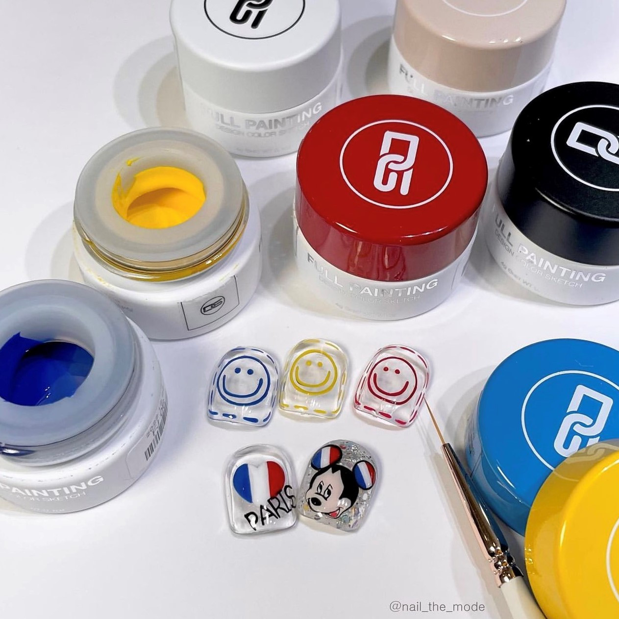 Nail chuột Mickey với nền móng đen và chấm bi trắng