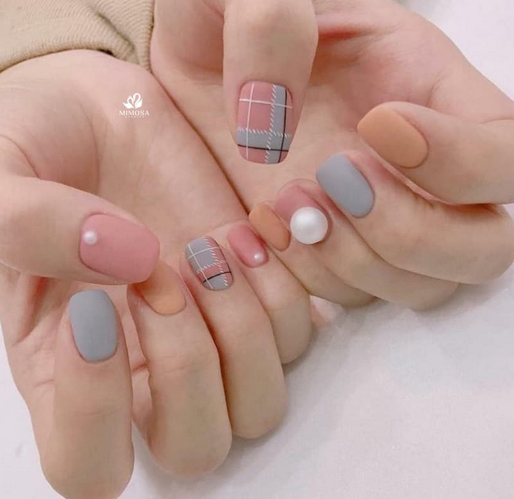 Nail chụp ảnh cưới phong cách Hàn Quốc với họa tiết hoa nhỏ và nhũ