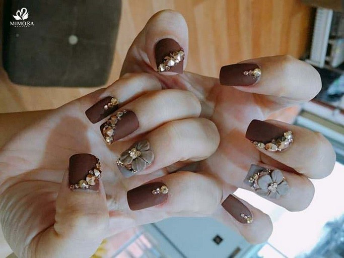 nail cô dâu chụp ảnh cưới đính đá màu nâu