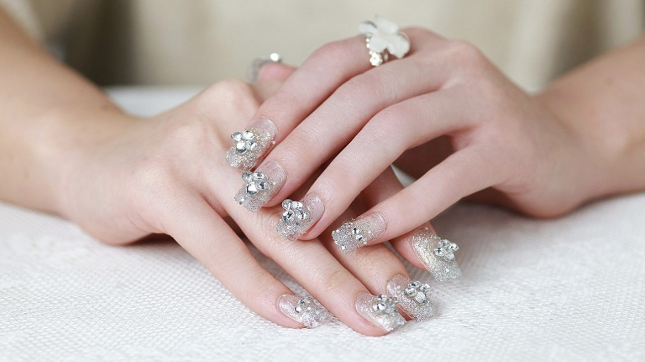 Nail đính đá lấp lánh cho cô dâu chụp ảnh cưới