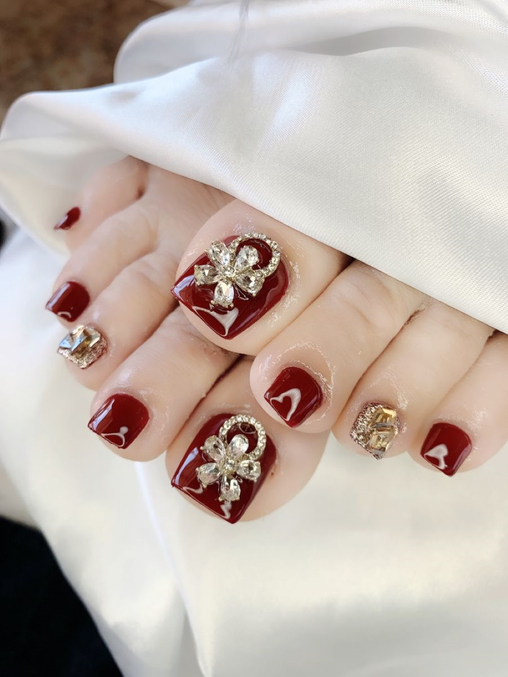 Nail đỏ mận đính đá kết hợp họa tiết tinh tế