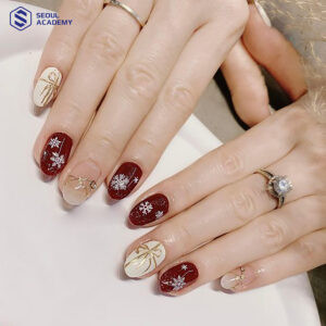 Nail đỏ mận họa tiết bông tuyết cho mùa Giáng Sinh