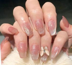 Nail đón Tết charm bướm với sắc hồng nhẹ nhàng, bay bổng