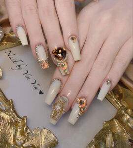Nail đón Tết đính đá lộng lẫy, sang trọng với sắc đỏ rượu