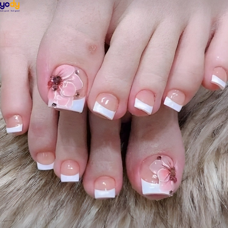 Nail French đầu móng màu trắng sữa kết hợp nền nude, mẫu móng chân thanh lịch cho màu trắng sữa mẫu móng chân màu trắng sữa.