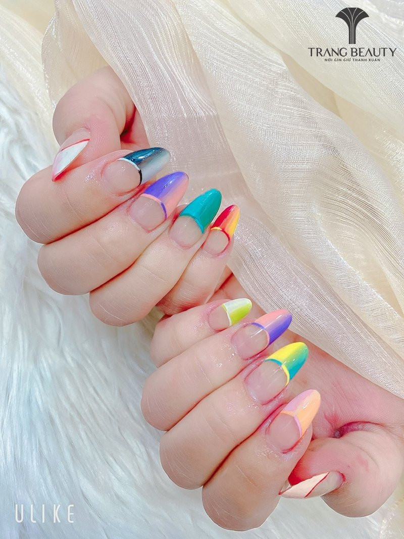 Nail Hàn Quốc cực quang tông màu xanh dương đậm, gợi nhớ vẻ đẹp của bầu trời đêm đầy sao.