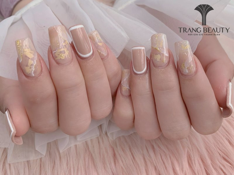 Nail Hàn Quốc dáng ballet màu trắng sữa kết hợp sơn nhũ nhẹ, làm nổi bật sự tinh khiết và mềm mại.
