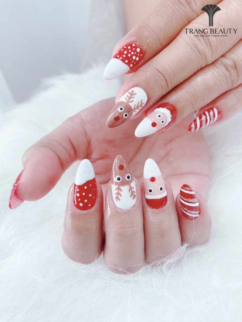Nail Hàn Quốc dễ thương với các chấm bi nhỏ và họa tiết đám mây trên nền xanh trời nhạt.