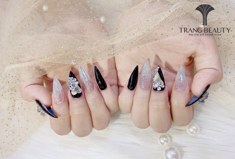 Nail Hàn Quốc đính đá trên nền màu xanh mint, tạo cảm giác tươi mới và sang trọng đồng thời.