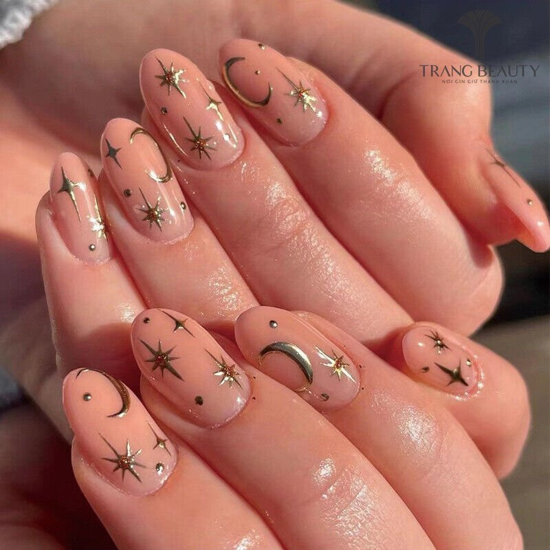 Nail Hàn Quốc đơn giản với họa tiết ngôi sao và chấm bi trên nền trong suốt, tạo điểm nhấn nhẹ nhàng.
