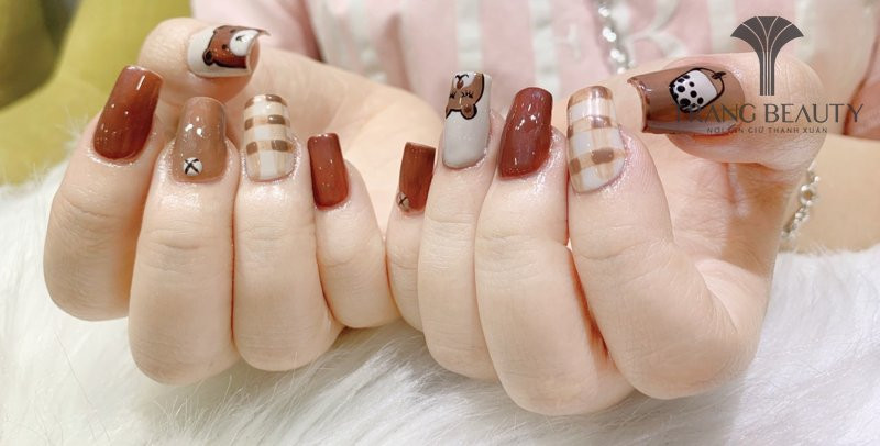 Nail Hàn Quốc kẻ caro đen trắng cổ điển, mang đến vẻ đẹp sắc sảo và mạnh mẽ.