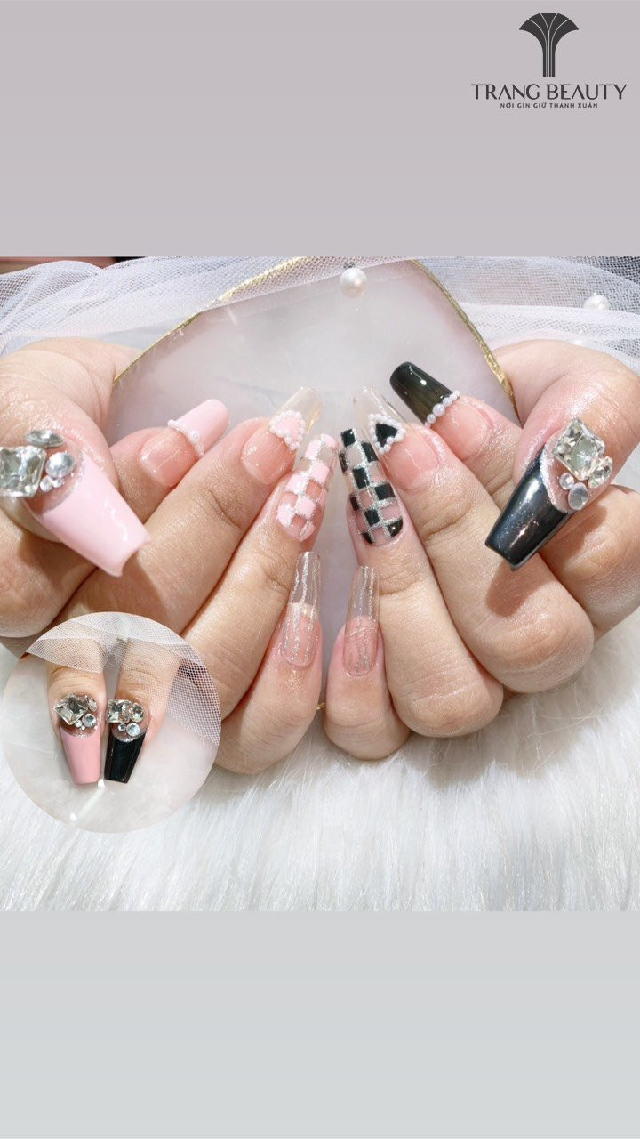 Nail Hàn Quốc kẻ caro tông màu nâu và trắng, tạo phong cách thanh lịch và cổ điển.