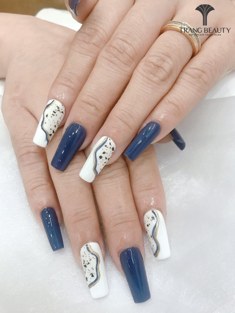 Nail Hàn Quốc màu nước với sự pha trộn các sắc hồng và tím nhạt, gợi cảm giác mộng mơ, lãng mạn.