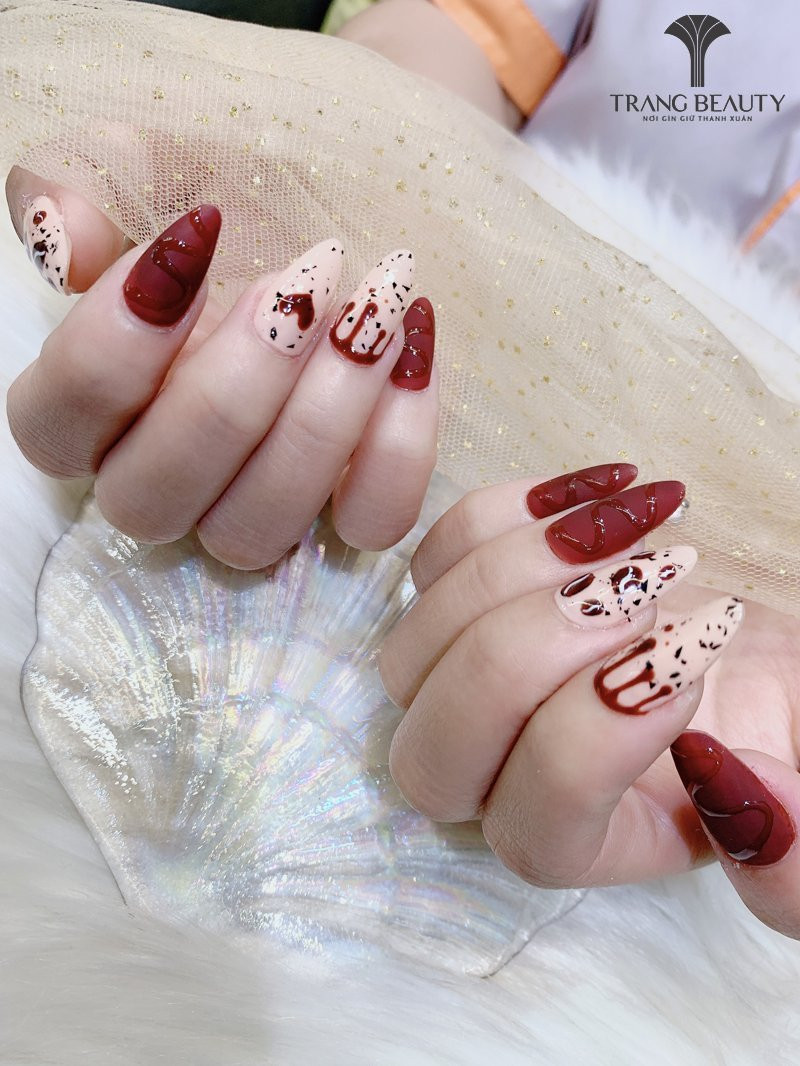 Nail Hàn Quốc màu son đỏ cam tươi tắn, tạo vẻ ngoài trẻ trung và năng động.