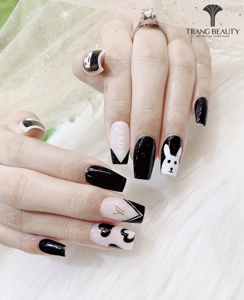 Nail Hàn Quốc phong cách dễ thương với các hình động vật hoạt hình và chi tiết trái tim màu pastel.