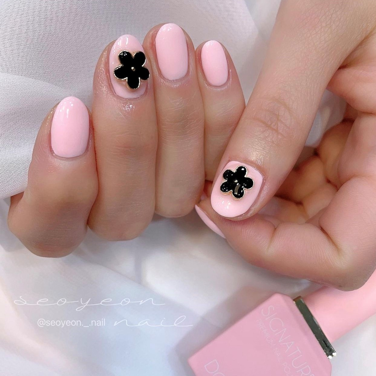 Nail hoa đơn giản màu đen