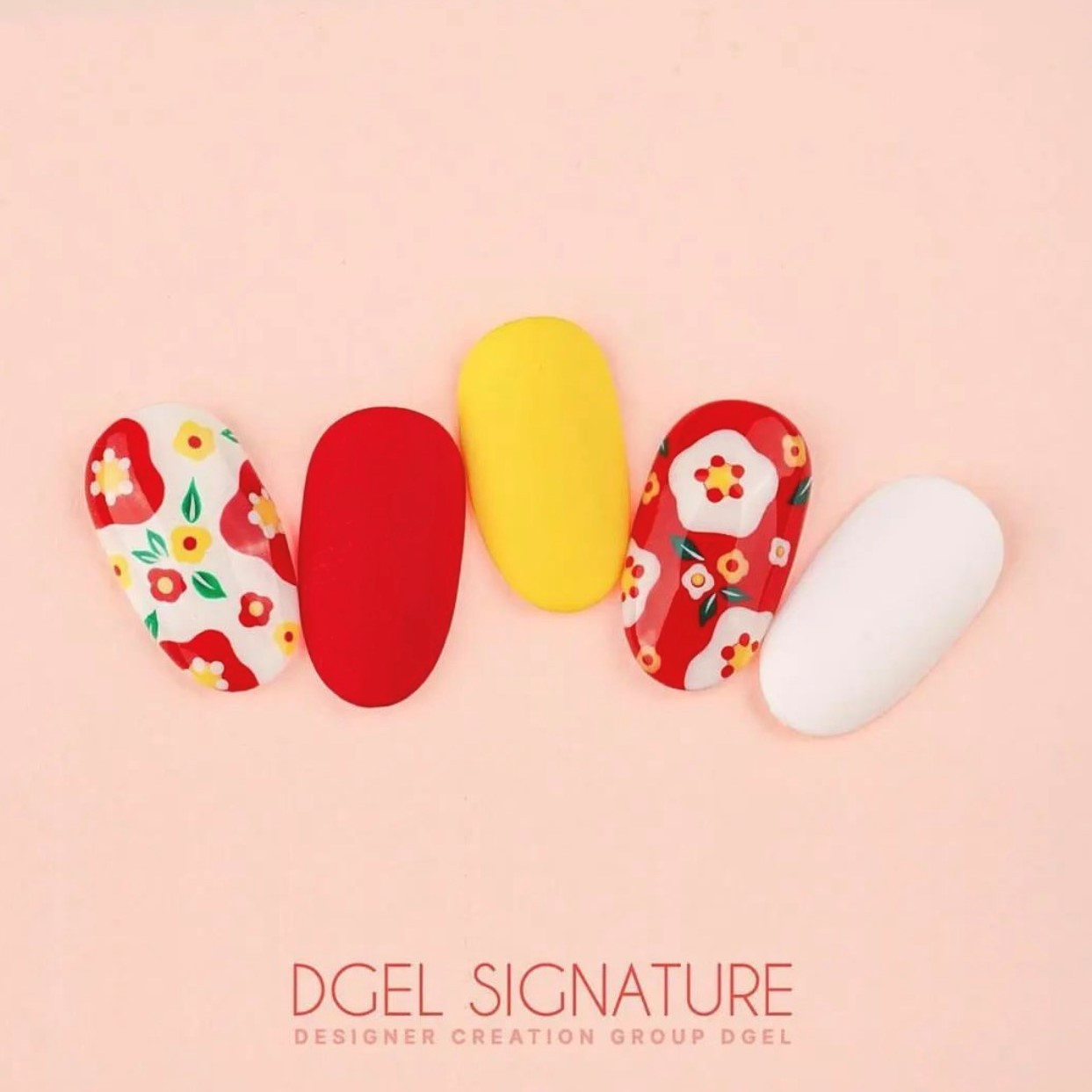 Nail hoa đơn giản màu đỏ