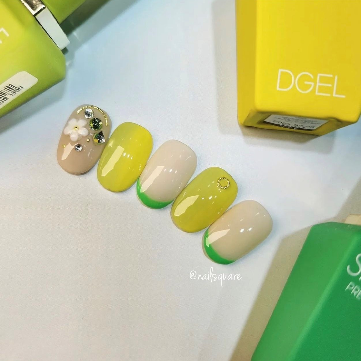 Nail hoa đơn giản màu vàng