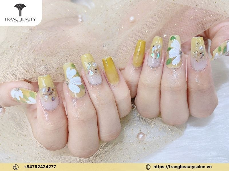 Khám Phá Các Mẫu Vẽ Hoa Móng Tay Đẹp Tuyệt Mỹ Cho Phái Nữ Nail hoa mai tươi trẻ trên nền đỏ