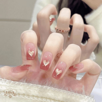 Nail hồng thạch pastel với họa tiết trái tim