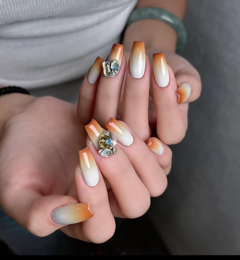 Nail màu cam đính đá lấp lánh