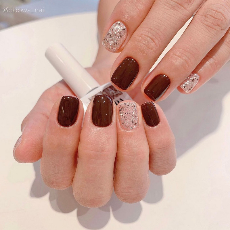 Nail màu nâu vàng tây kết hợp với phong cách tối giản