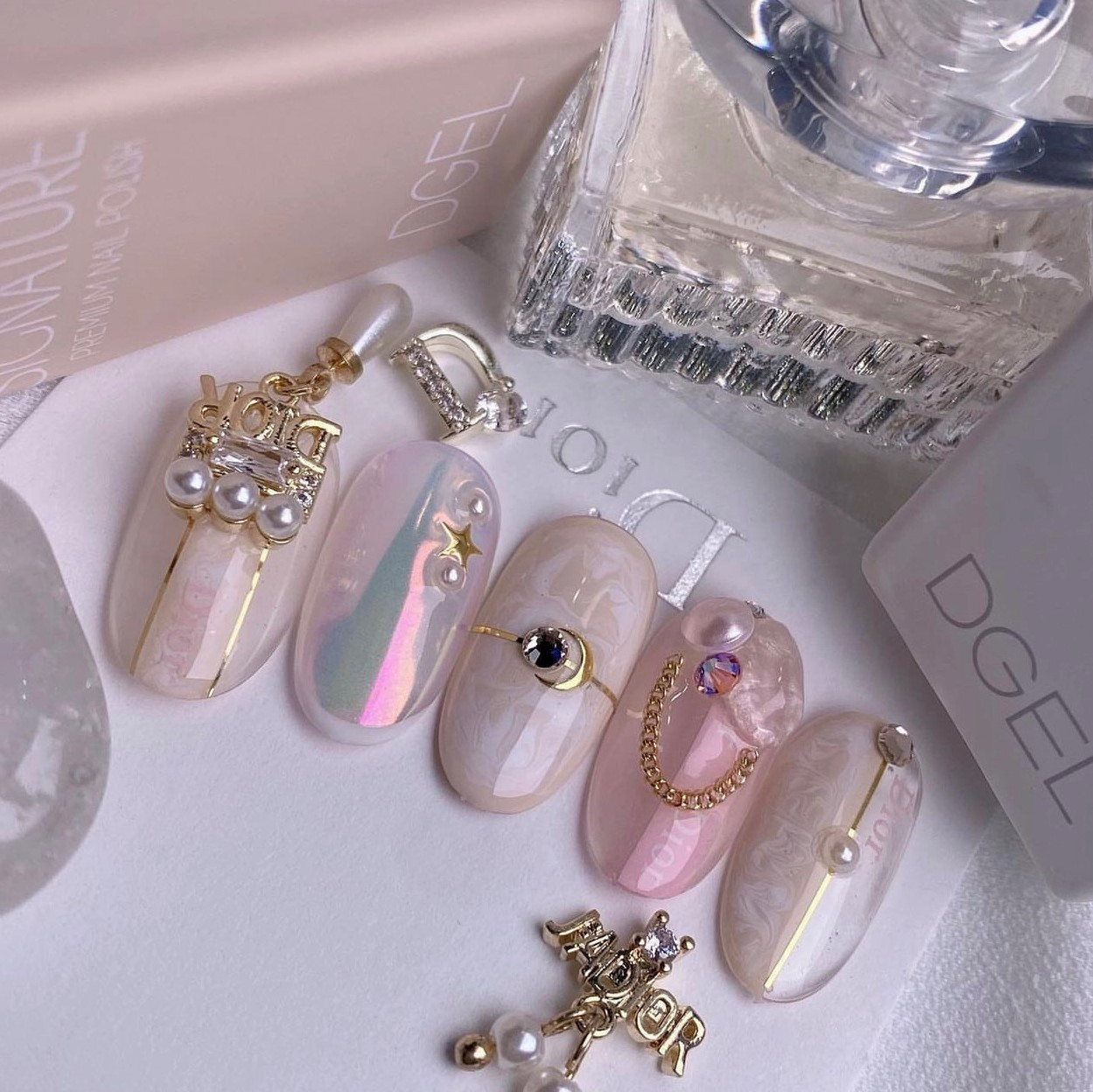 Nail màu nude họa tiết cẩm thạch