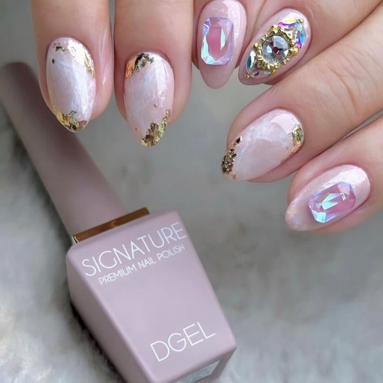 Nail màu nude họa tiết ngẫu hứng