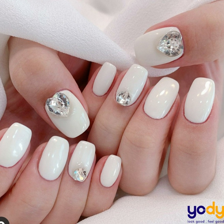 Nail màu sơn móng tay trắng sữa đơn giản