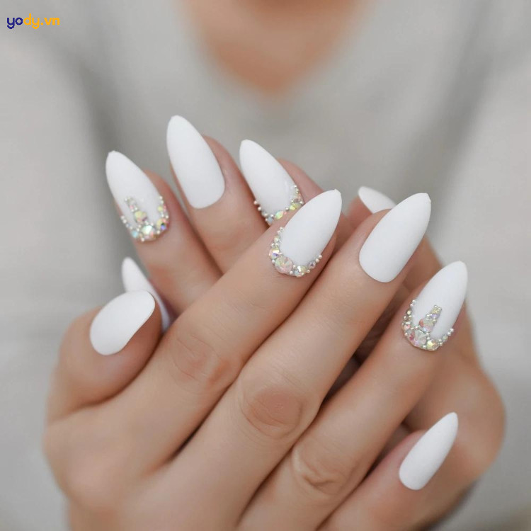 Nail màu sơn móng tay trắng sữa lì hiện đại